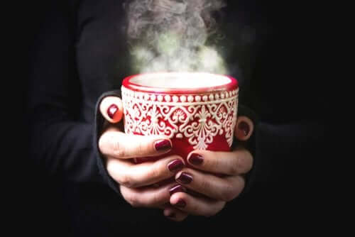 Fem varme og kalde drikker for å lindre en sår hals