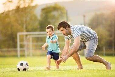 Sønn og far spiller fotball