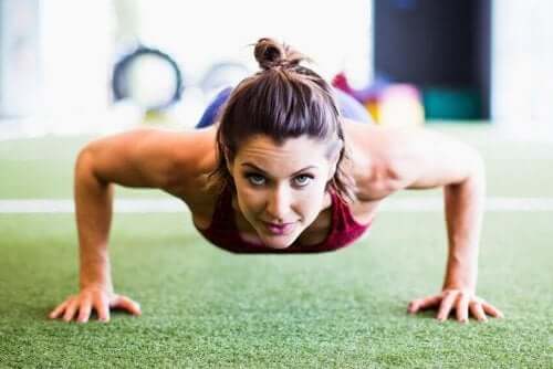 Planken er en relativt enkel øvelse som de fleste kan gjøre.