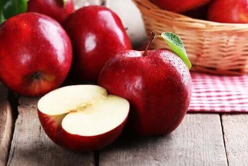 Pass på at du beholder skallet på røde epler når du lager juice.
