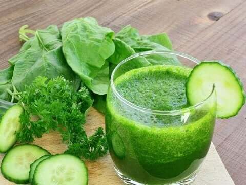 Grønne smoothies er sunne, men kan de virkelig gjøre alt folk påstår?