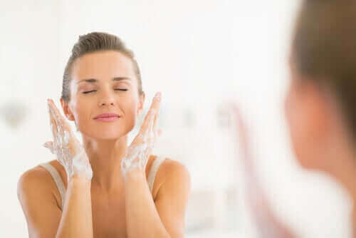 Kvinne renser ansiktet