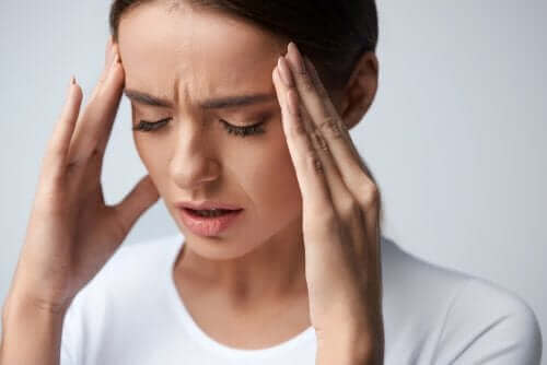 Kvinne lider av migrener