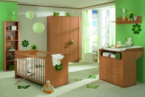De beste fargene for et barns soverom: en barnehage dekorert med grønne toner og tremøbler.
