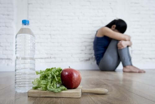 Deprimert kvinne med vann og mat