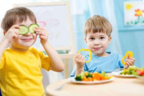 Ditt barns kosthold: To gutter som spiser agurker og paprika.