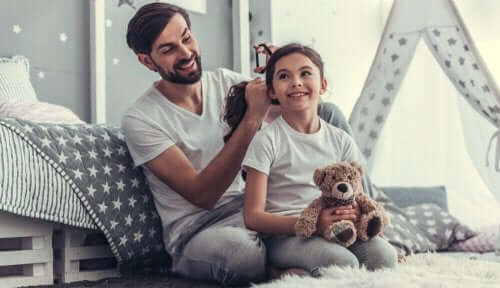En mann som ordner håret til ei jente