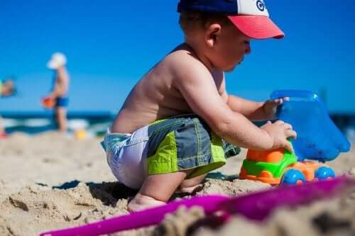 Et barn som leker i sanden.