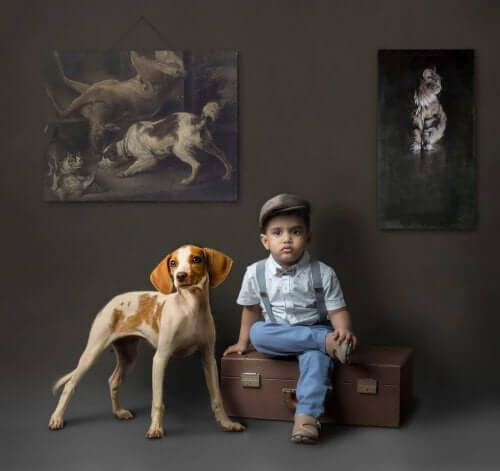  Et barn som sitter på en koffert akkompagnert av en hund med mørk bakgrunn og bilder av dyr.