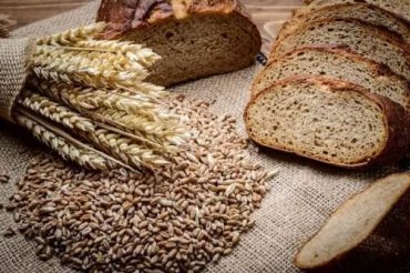 Slik lager du hjemmebakt rug- og speltbrød