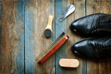 Oppdag hvordan du kan rengjøre skinnsko: 5 nyttige tips 7 tips for å fjerne vond lukt fra skoene Veien til Helse