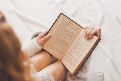 Kvinne som leser bok