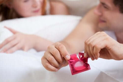 Par som åpner en kondom