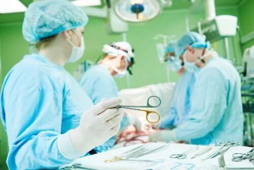 Sykepleiere som behandler med mekanisk ventilasjon i et operasjonsrom