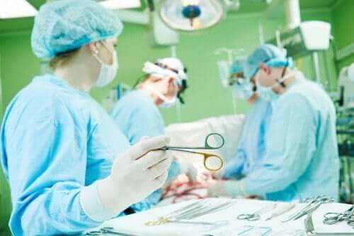 Sykepleiere som behandler med mekanisk ventilasjon i et operasjonsrom