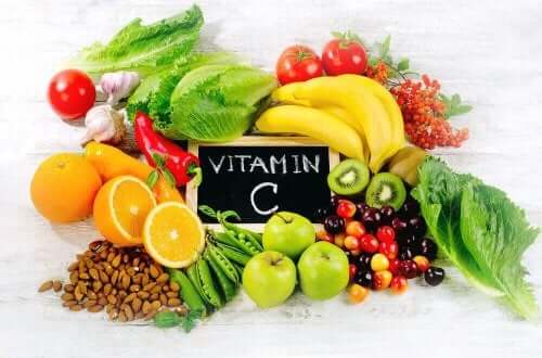 Visning av de forskjellige kildene til vitamin C.