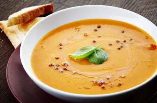 en tallerken med varm suppe