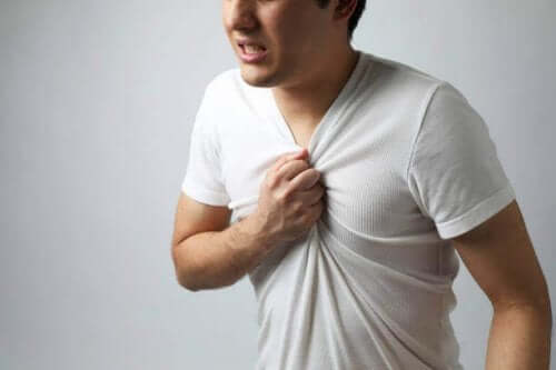 mann med smerter i brystet