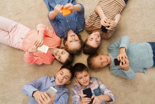 barn bruker smarttelefoner