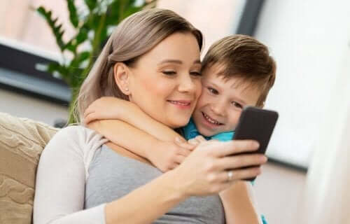 barn bruker smarttelefoner