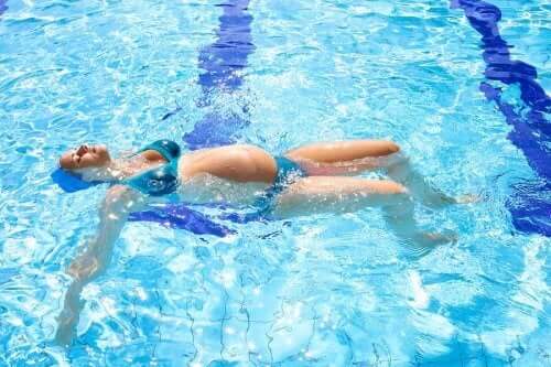 Svømming er bra trening under graviditeten