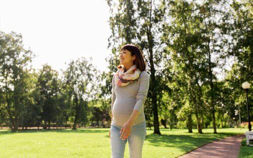 Gravid kvinne går tur