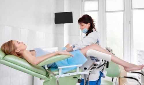 Kvinne hos gynekologen