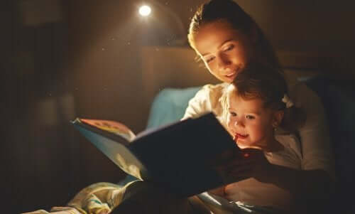 Mor og barn leser en bok