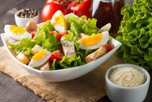 Blandede salater: salat, egg, tunfisk og tomatsalat.