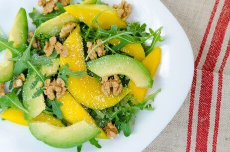 Salat med mango og basilikum