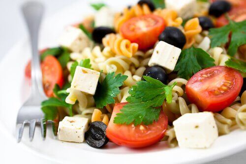Vegetariansk pastasalat.