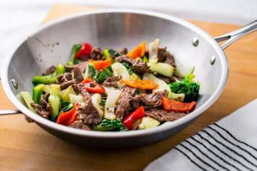 Dersom du har en wokpanne, kan du bruke det for å lage en mer tradisjonell og sunn versjon av denne oppskriften. 