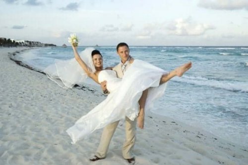 Brudepar på stranden.