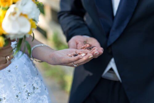 Som mange andre bryllupstradisjoner er fellesskapsmynter en representasjon på en delt fremtid.