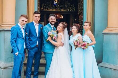 Forlovere og brudepiker.