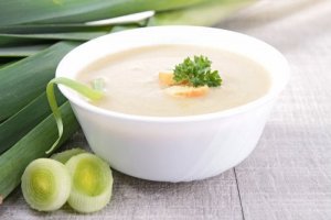Kremet grønnsakssuppe med sopp, purreløk og ingefær