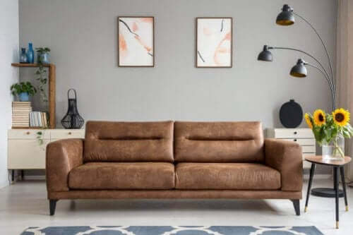 Å holde veggene tomme kan være en måte å forenkle hjemmet med minimalisme. 