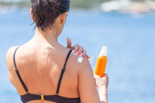 Slik lysner du mørke flekker på huden