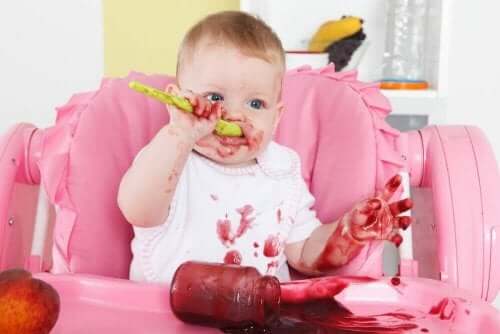 Baby spiser sunn barnemat selv