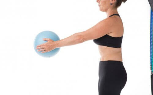 Kvinne som holder en ball