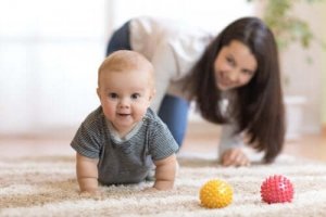 Tips for å oppmuntre babyen din til å krabbe