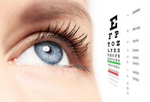 Person som lider av skjeløydhet.