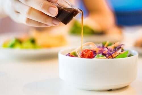 Fem oppskrifter på salatdressing med få kalorier