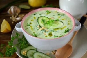 Agurk- og avokadosuppe med lavt kaloriinnhold