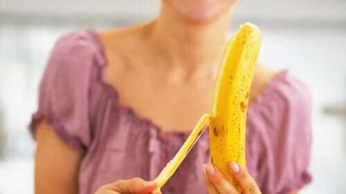 Kvinne spiser banan