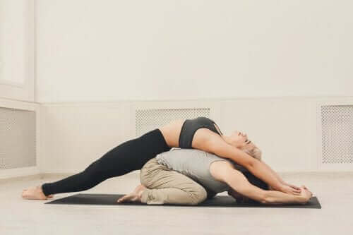 Par som trener yoga.