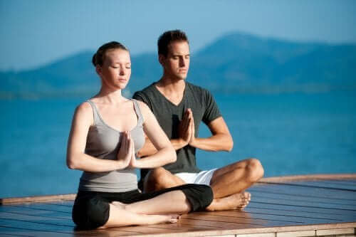 Å trene yoga sammen med partneren din