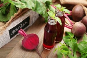 7 grunner til å tilsette rødbetsaft i kostholdet ditt