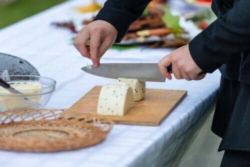 De beste tipsene for å skjære ost