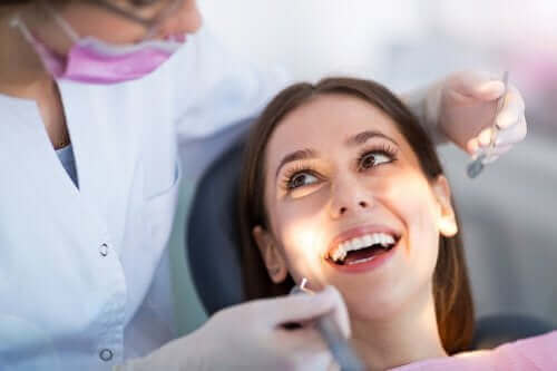 En kvinne som smiler til tannlegen.